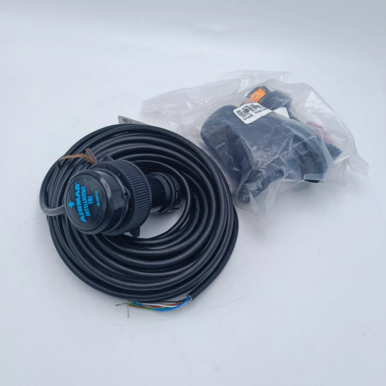 AIRMAR DST800 P617V SMART TRIDUCER SPEED DEPTH TEMP w/Instalation Kit 20-435-01
