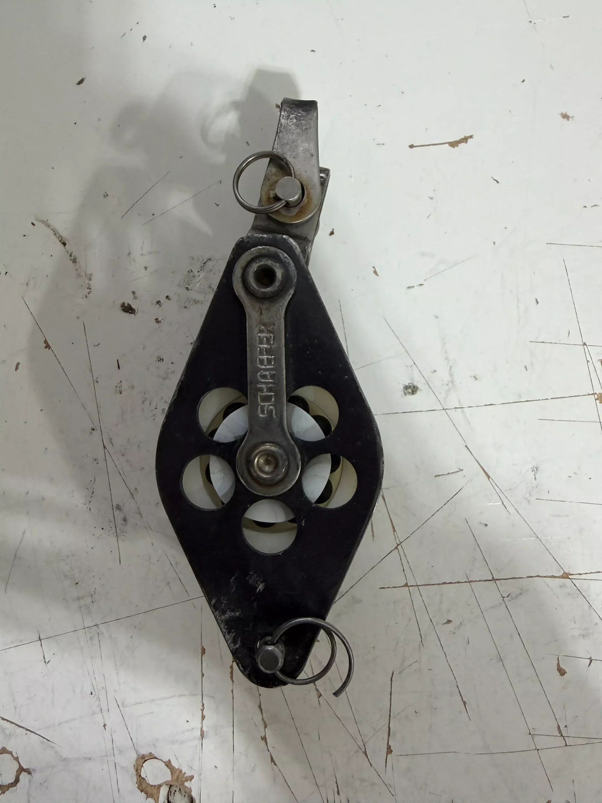 Schaefer 1 1/2" Sheave Single Block With Beckett & Shackle - Ball Bearing - 3/8" Line